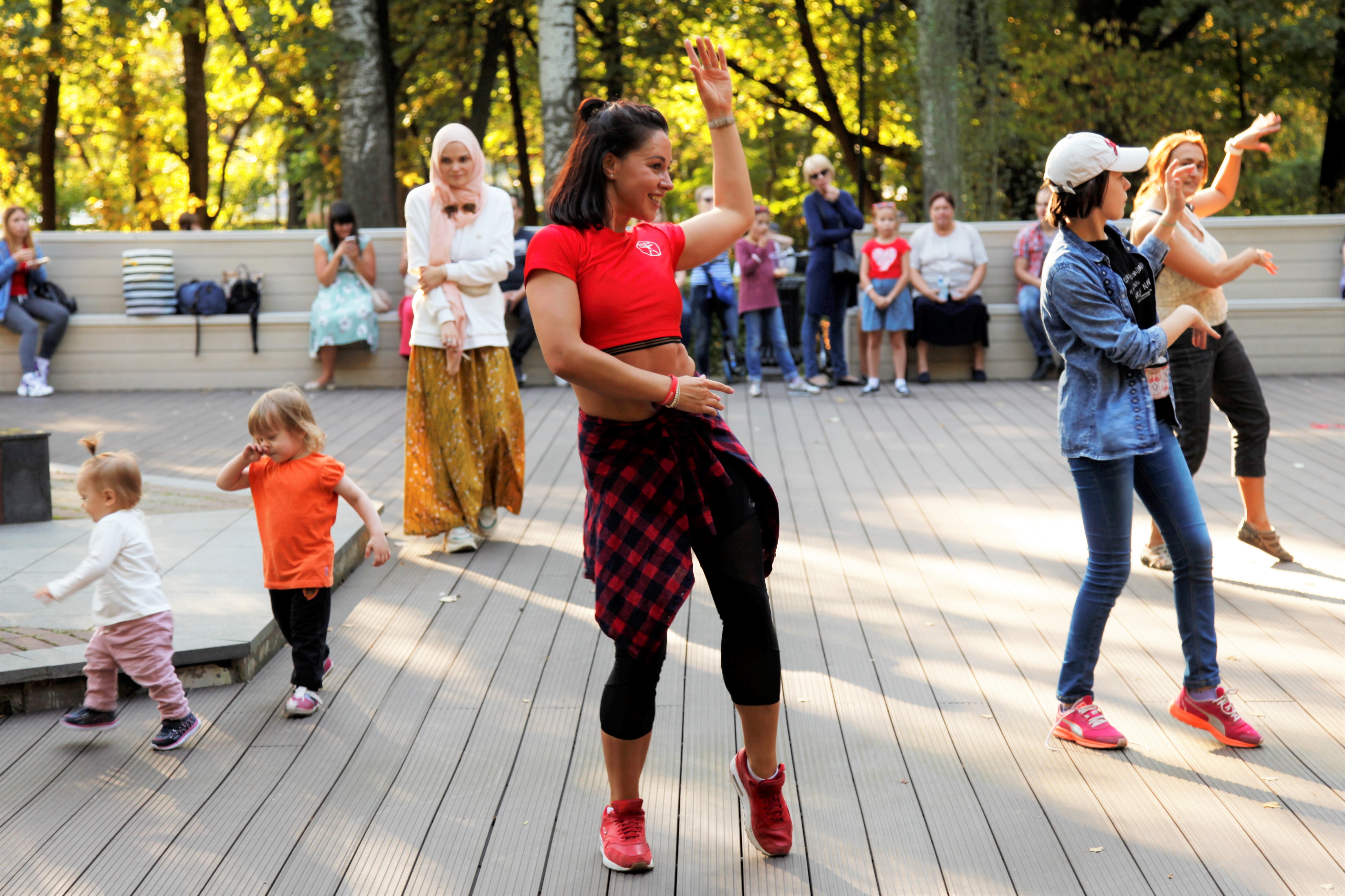 Танцевать москва. Танцы в Измайловском парке. Zumba в парке. Зумба в парке Челябинск. Зумба Ижевск в парке.