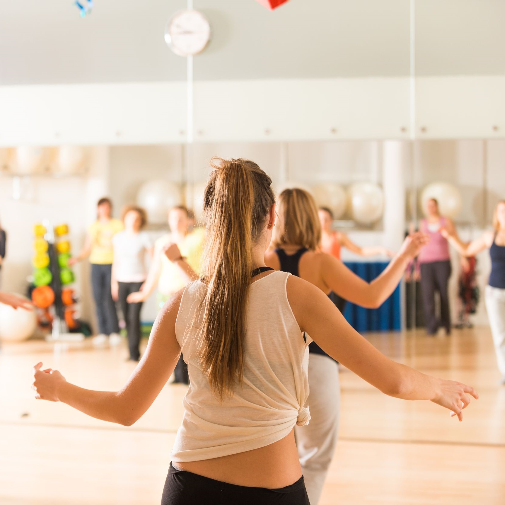 Заниматься здесь. Танцевальные классы. Zumba школа танцев. Девушки танцуют в школе. Танцы зумба Москва.